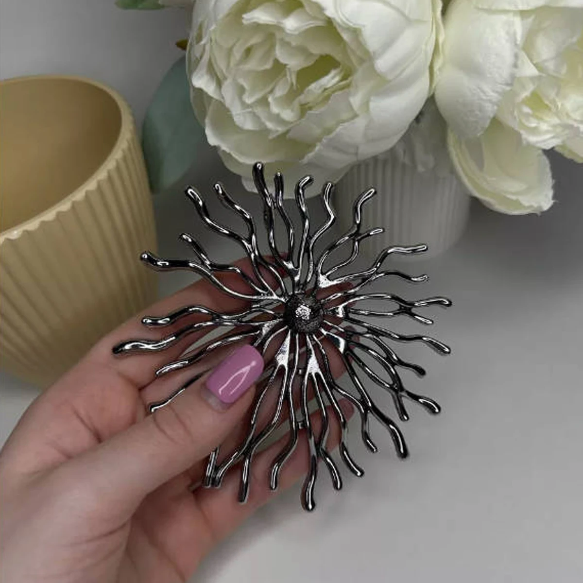 Beaut&Berry Fashion Enamel Abstract Sun Brooches for Women Unisex Luxury Pins Casual Party Accessories Gifts New Jewelry Friends