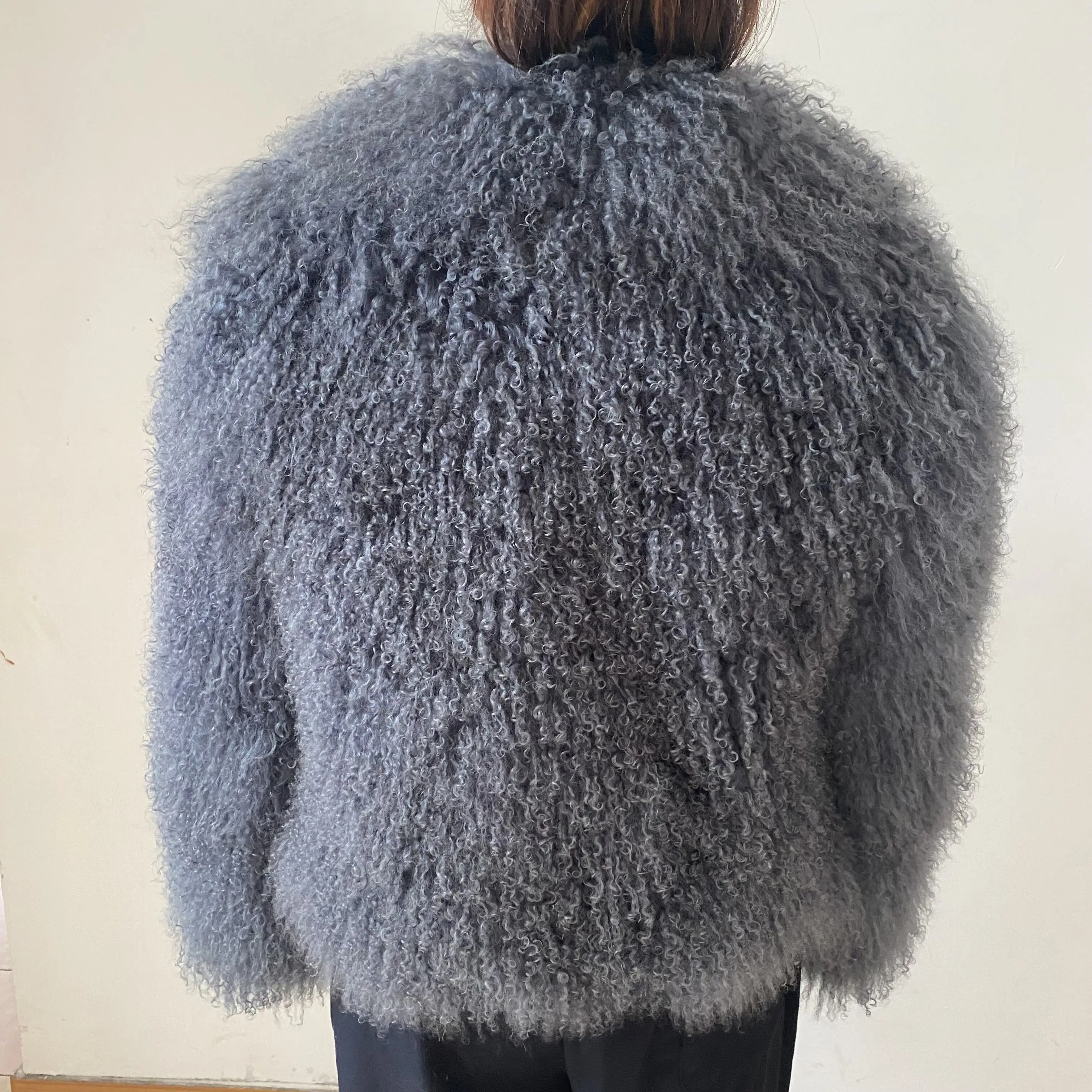 Zimowy damski płaszcz z naturalnego futra - damski płaszcz z kołnierzem z mongolskiej skóry owczej zapewniający ciepło i luksusową elegancję na formalne okazje.