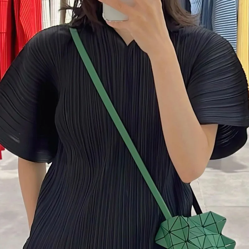 Felpa con cappuccio a pieghe Miyake 2025 Autunno Nuova maglietta versatile slim a maniche corte Felpa con cappuccio con pieghe alla moda da donna