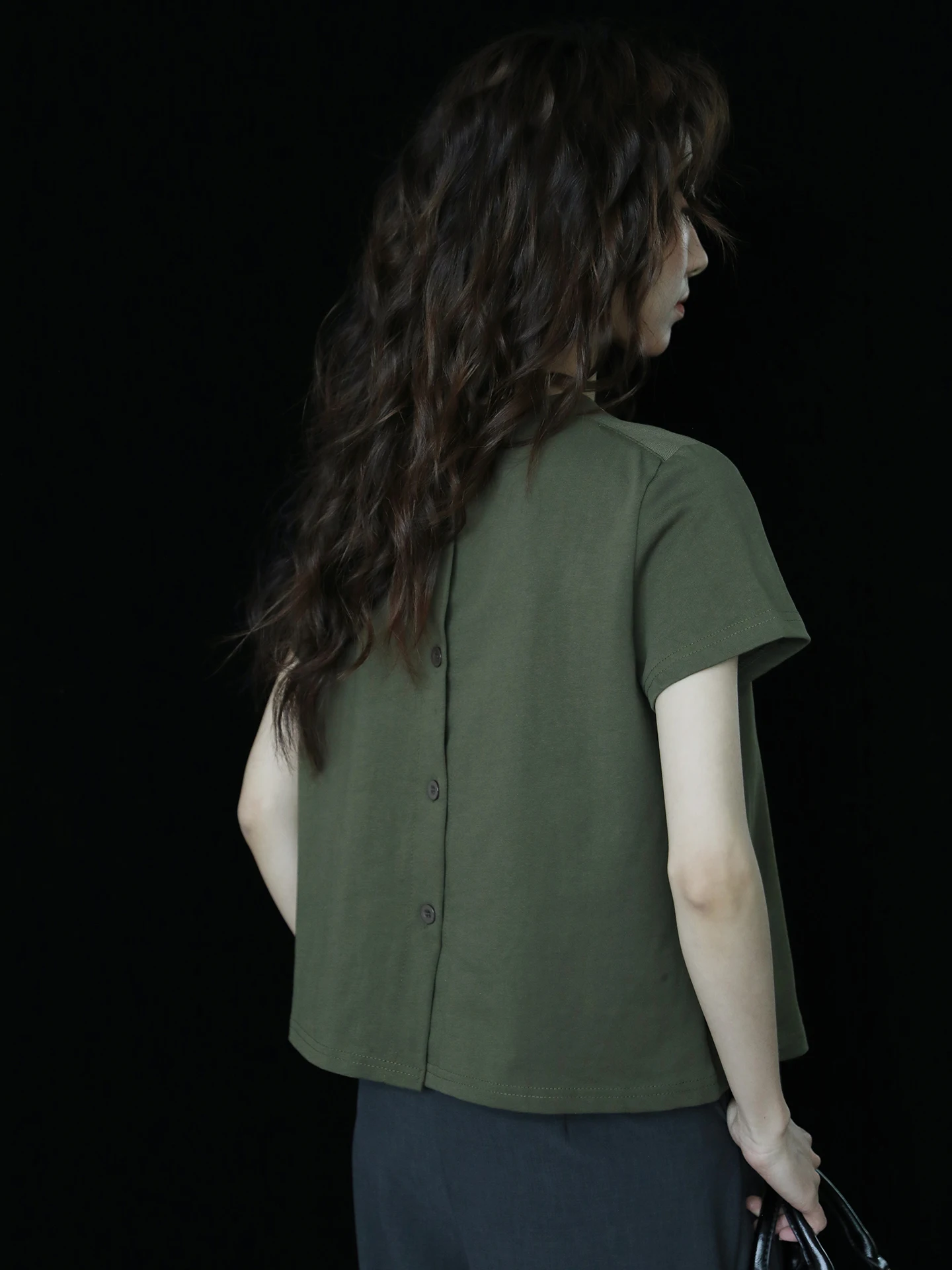 

Retro Commuter Style Military Green Short Sleeve Women's T-shirt Loose round Neck Button Design Cotton Simple Top T-shirt