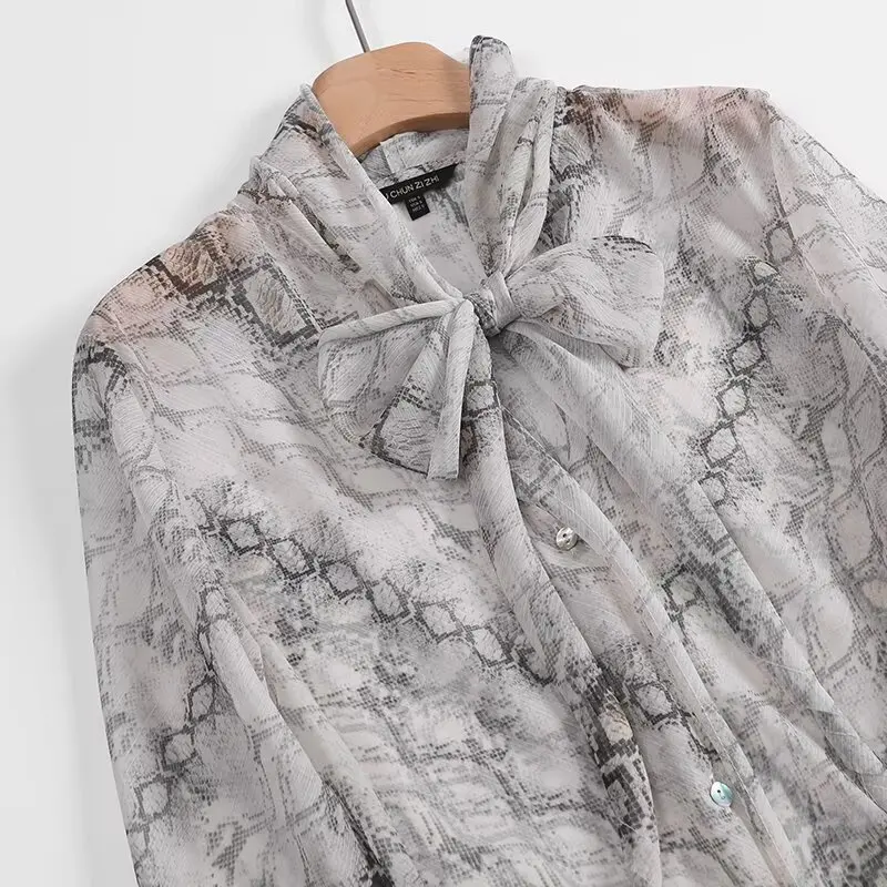 Primavera 2025 Sciarpa da donna leggera semitrasparente con stampa serpente Colletto lungo Sve irt Vestibilità ampia Lunghezza regolare Premium...