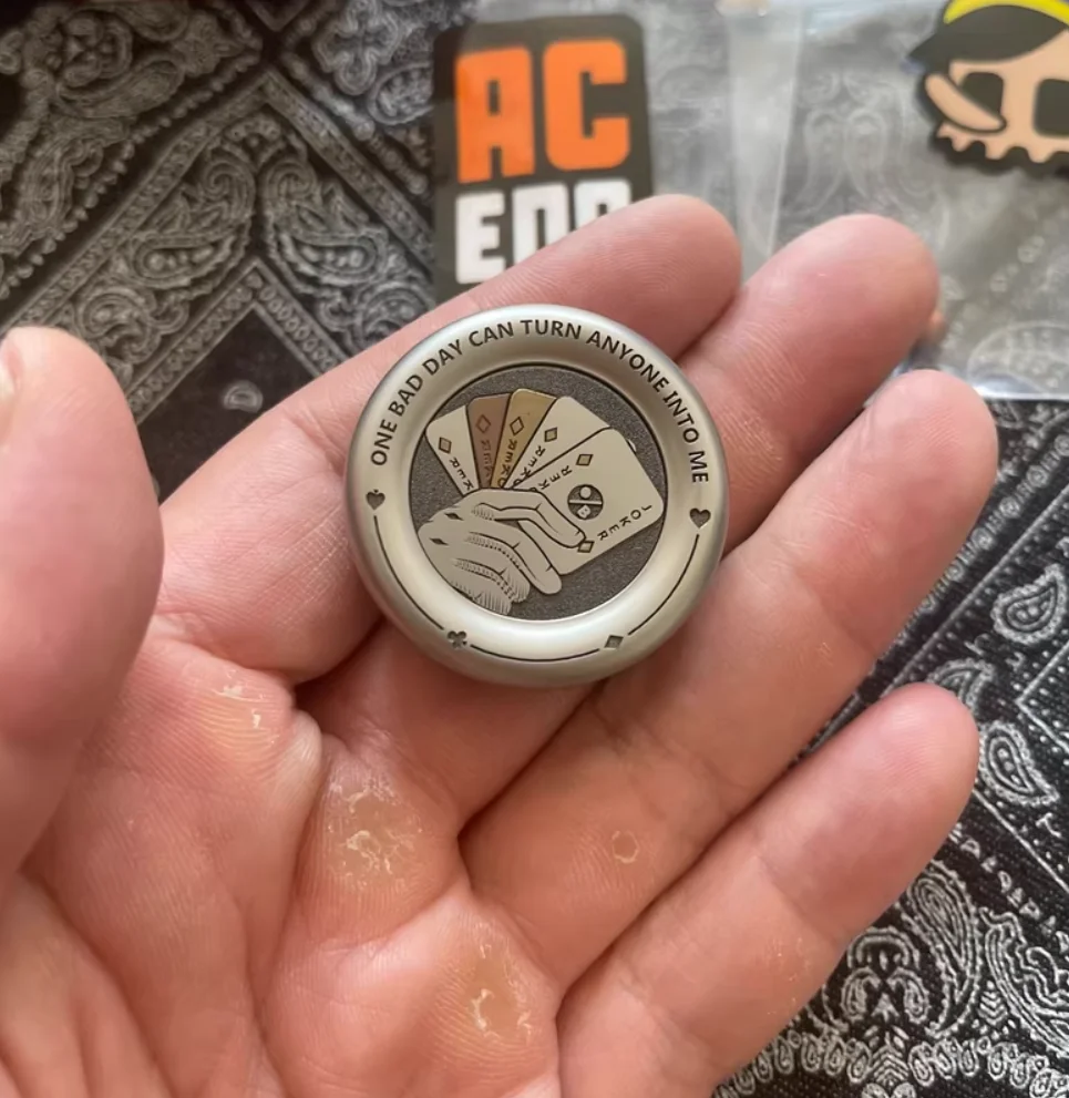 Giocattolo di decompressione fitget con moneta ppb in acciaio inossidabile con cappuccio per latte da clown EDC ACEDC usato