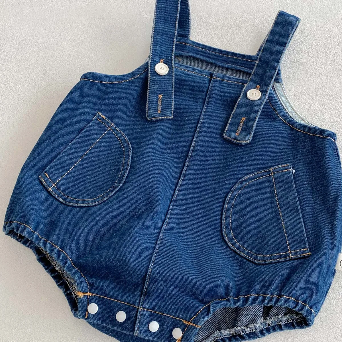 男の子と女の子のオーバーオールサマースタイルベビーデニムバッグおならジャケット無地ノースリーブベビーポケット屋外ジャンプスーツ