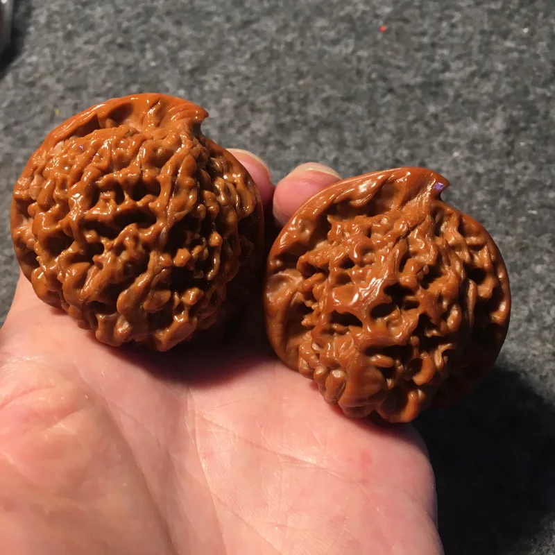 Carefully selected and matched antique : Wang Yong's Guanmao Si Zuo Lou, Eagle Beak Apple Round Wild Hand-Picked Walnuts