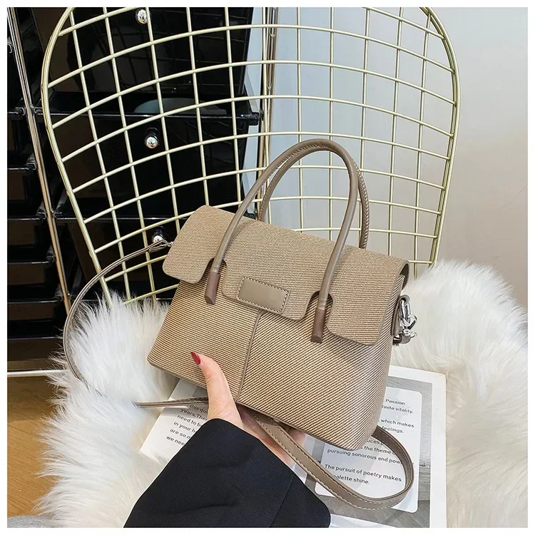 

2025 New Minimalist Messenger Bag for Moms Crossbody Shoulder Bag with Detachable Belt Quilting Design