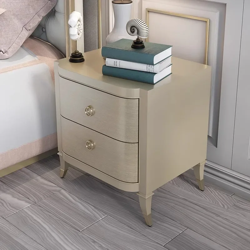 طاولة بجانب السرير، شمبانيا بسيطة وحديثة في غرفة النوم، طاولة بجانب السرير من خشب الفيل باللونين الفضي والأبيض، وخزانة تخزين