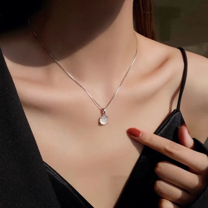 New Luxury White Round Moonstone Pendant Necklaces Women Fashion Jewelry Choker Clavicle Chain Short Charm Necklace