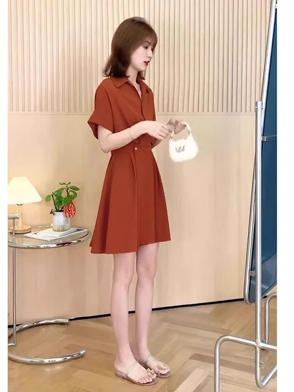 فستان نسائي راقٍ صيفي بتصميم جديد نحيف بأكمام قصيرة، فستان ميدي بقصة A يبرز الخصر، ياقة بولو بلون موحد