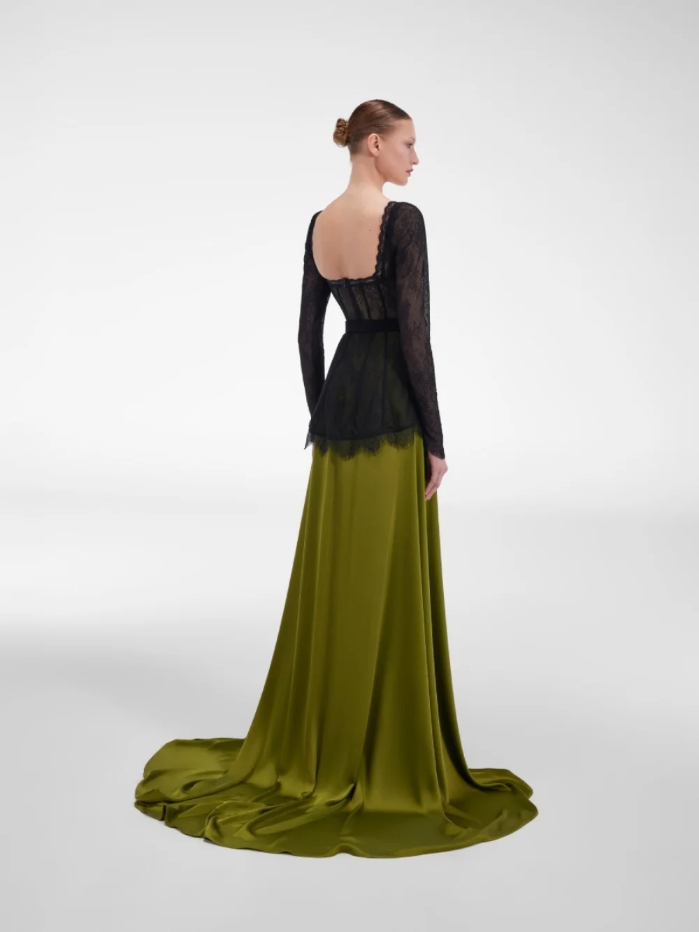 Chique preto-oliva vestido de noite 2026 renda-cetim tapete vestido glamouroso a linha até o chão vestido de festa فسات Iyomavera