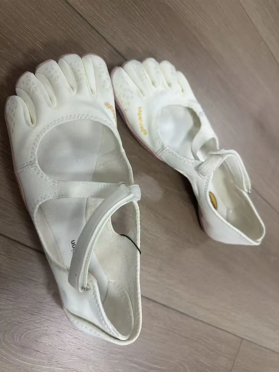 أحذية نسائية كاجوال بخمسة أصابع - أحذية يوجا بيلاتيس للرقص بنعل ناعم غير قابلة للانزلاق وخفيفة الوزن ومريحة للتدريب في الأماكن المغلقة