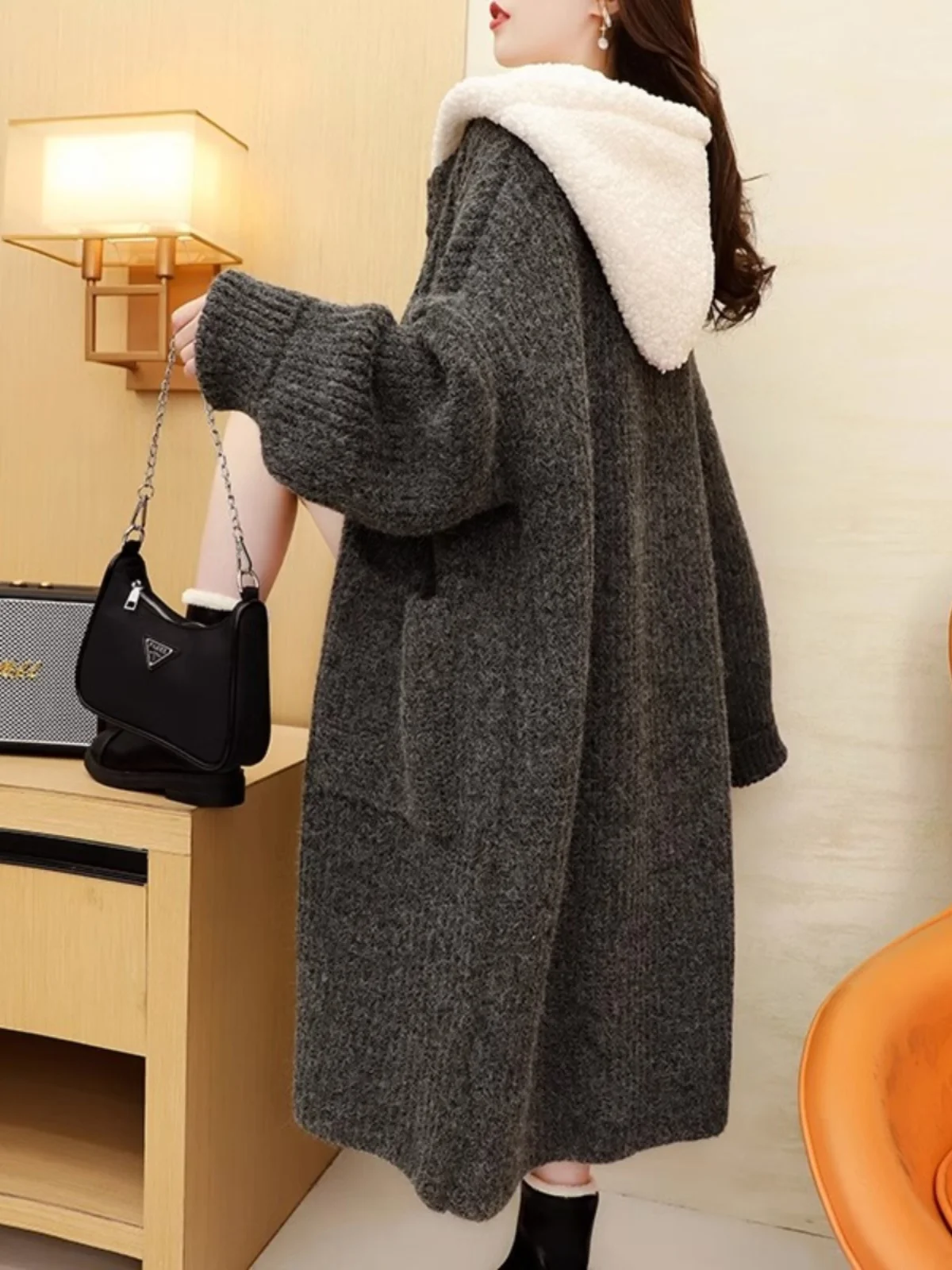 ゆったりとした大きめサイズのレイジーなスリーブニットのオープンカーディガン、レディースミドル丈フード付きパッチワークセーター、ジャエット・ティ、秋冬新作...