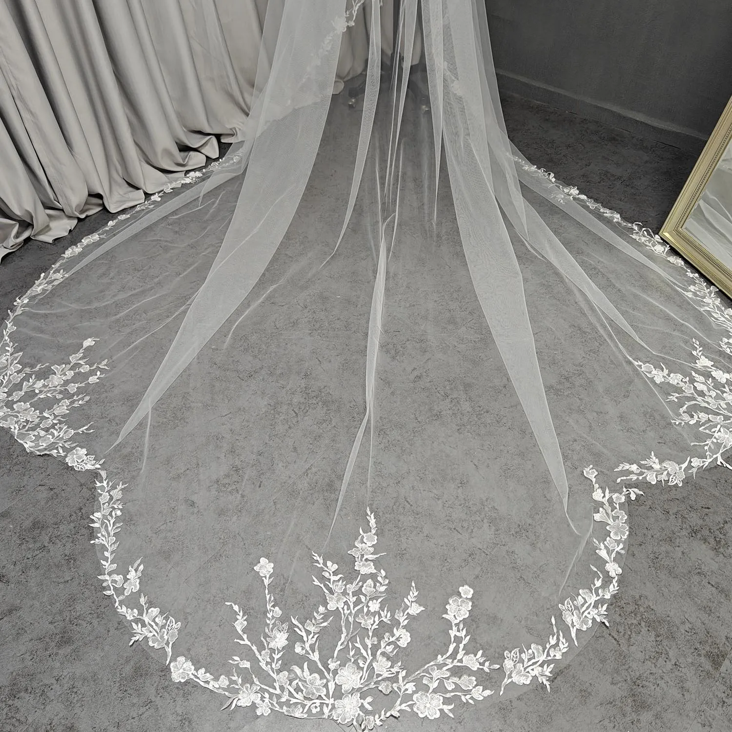 ผ้าคลุมเจ้าสาวแบบสั่งทำพิเศษ 2 ชั้น พร้อมชายกระโปรงทรงเมอร์เมด ผ้าคลุมเจ้าสาวแบบยาวทรง Cathedral พร้อมหวี ผ้าคลุมเจ้าสาวลูกไม้สีงาช้างพร้อมผ้าคลุมหน้า