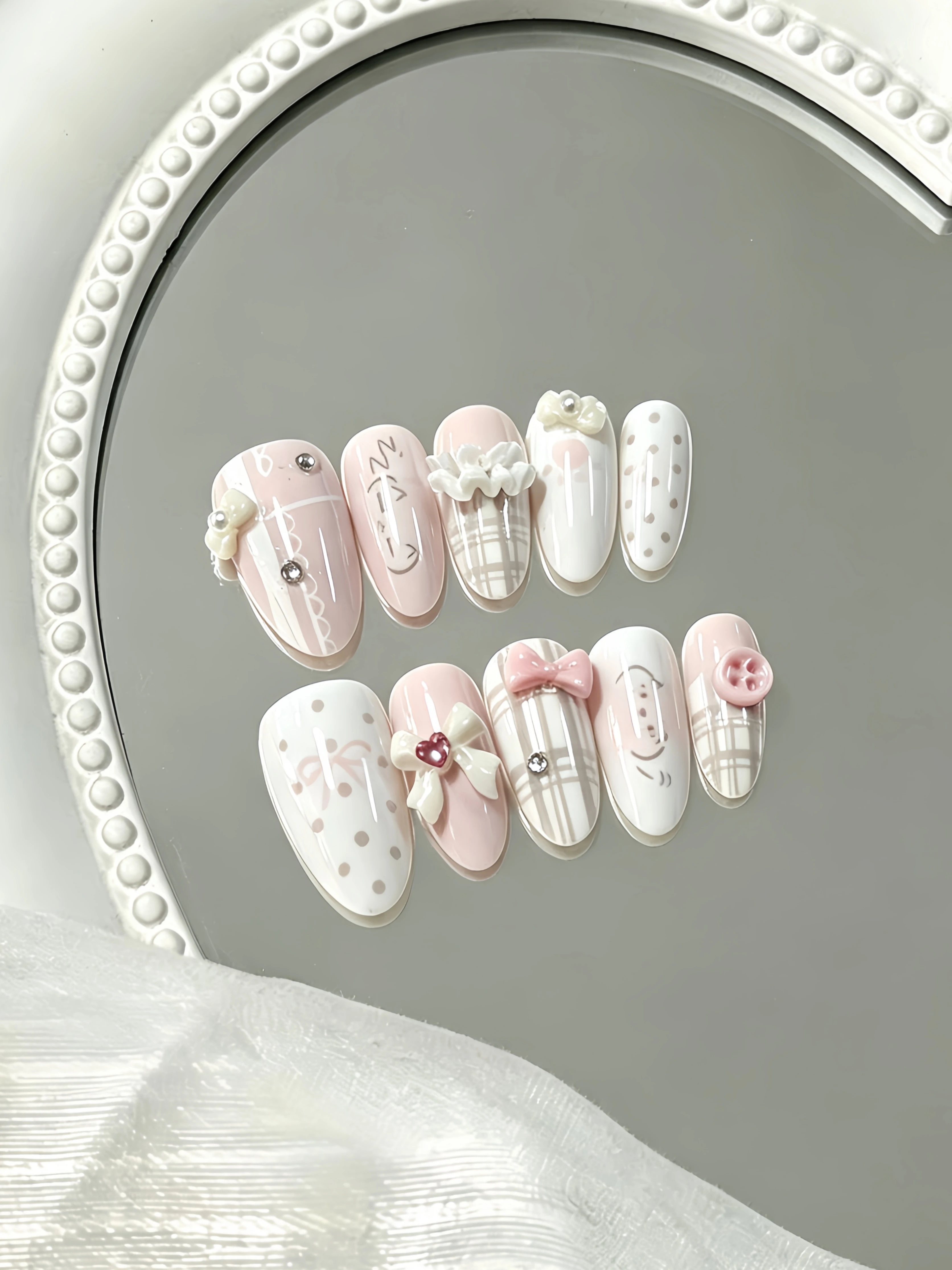 Lot de 10 faux ongles en forme d'amande, style français, avec pois et strass en forme de cœur, ongles à presser doux et délicats, ensemble de nail art à motifs blanc laiteux et gris clair 1