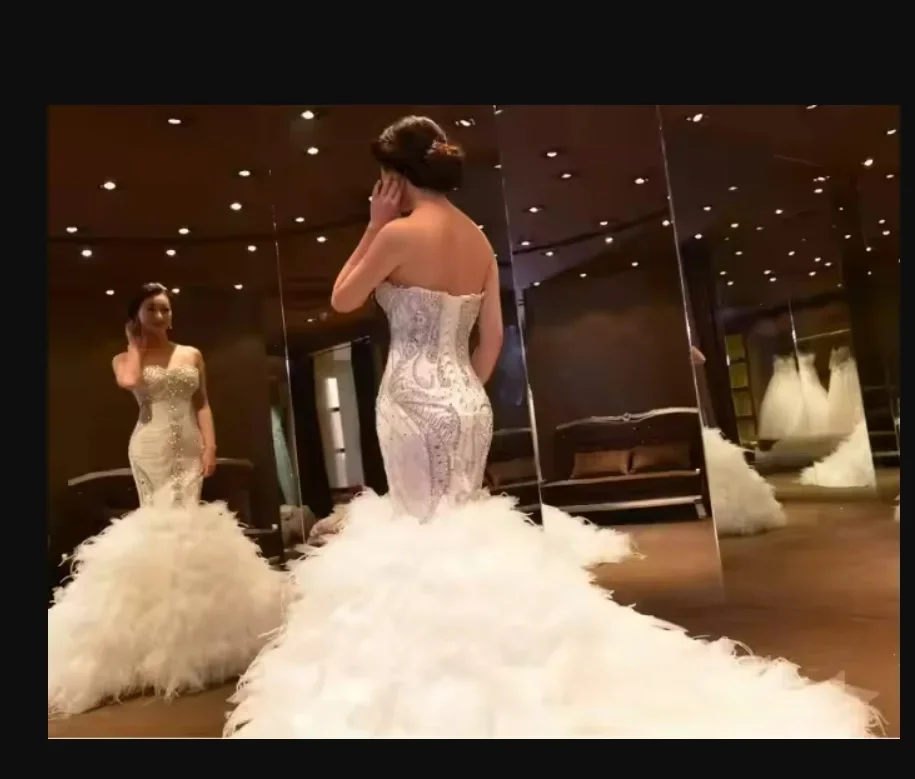 Abito da sposa personalizzato con perline di cristalli scintillanti con scollo a cuore per la sposa Abiti da sposa Abito da sposa con volant multi tulle pieghettato