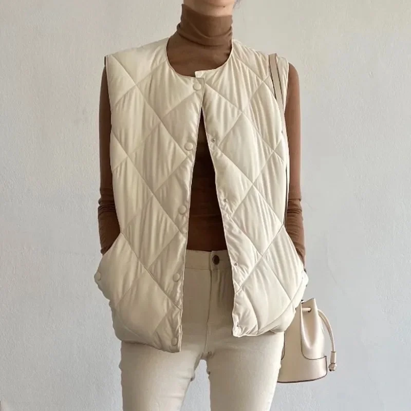 

Winter Femme Fashion Parkas Vest Jacket Korean Women Short Sleeveless Cotton Padded Outwear 2025 Lady Waistcoat Down Cotton Coat