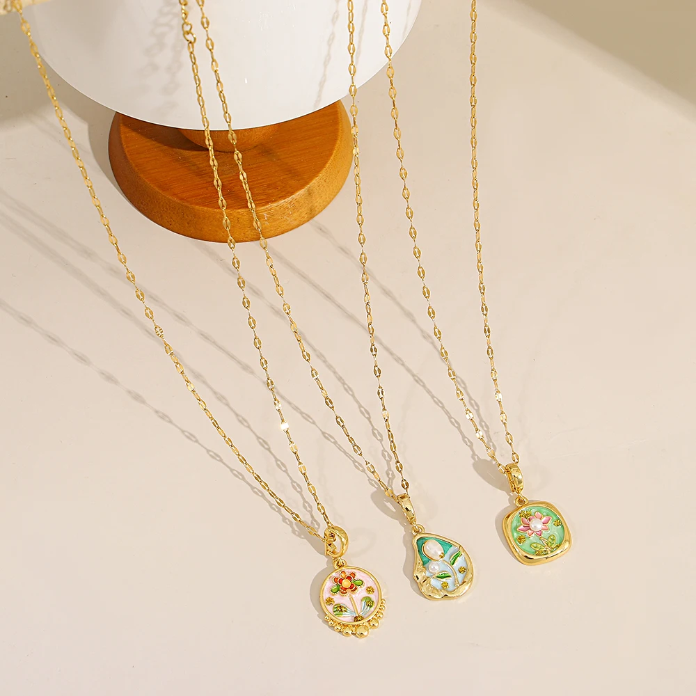

Freetry Exquisite Gold Plated Flower Pendant Necklace for Women Retro Colored Floral Choker Clavicle Chain Minimalist Jewelry
