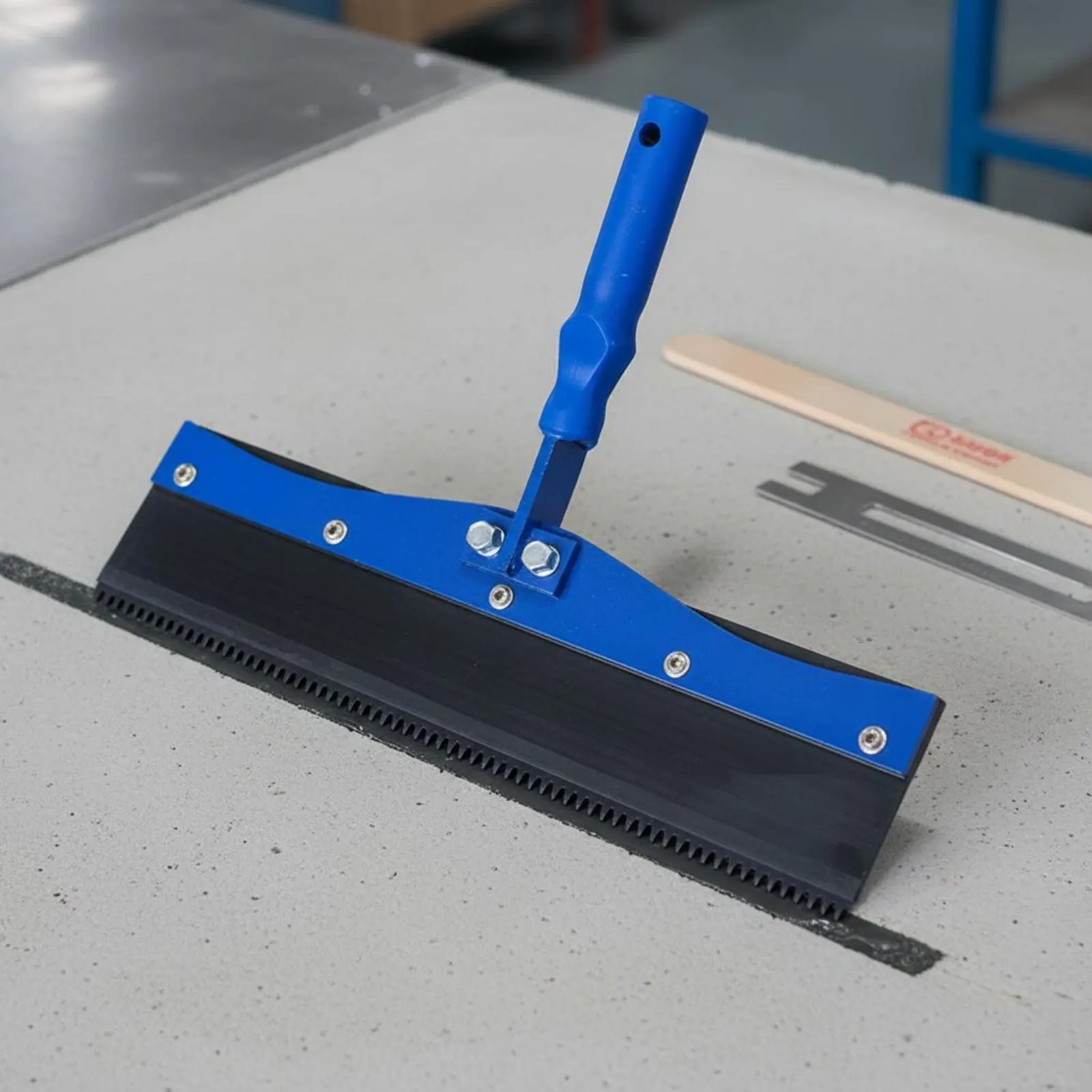 

Epoxy Floor Coating Rake Extendable Pole Compatible Even-Spreading Squeegee Notched Floor Applicator Stainless Steel Flooring