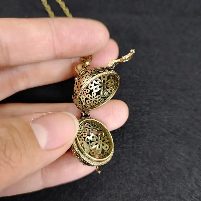 Vintage Brass Hollow Ball Locket Pendant Perfume Aromatherapy Essential Oil Diffuser DIY Necklace Keychain Ornaments Accessories
