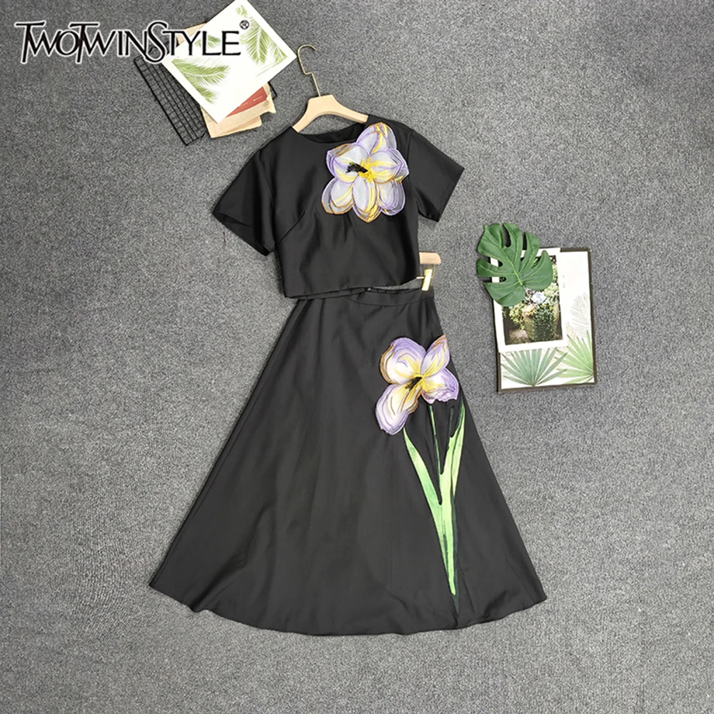 

Комплект из двух предметов TWOTWINSTYLE с цветочной вышивкой для женщин: топ с круглым вырезом и коротким рукавом, юбка миди с высокой талией для модных показов KSE536610