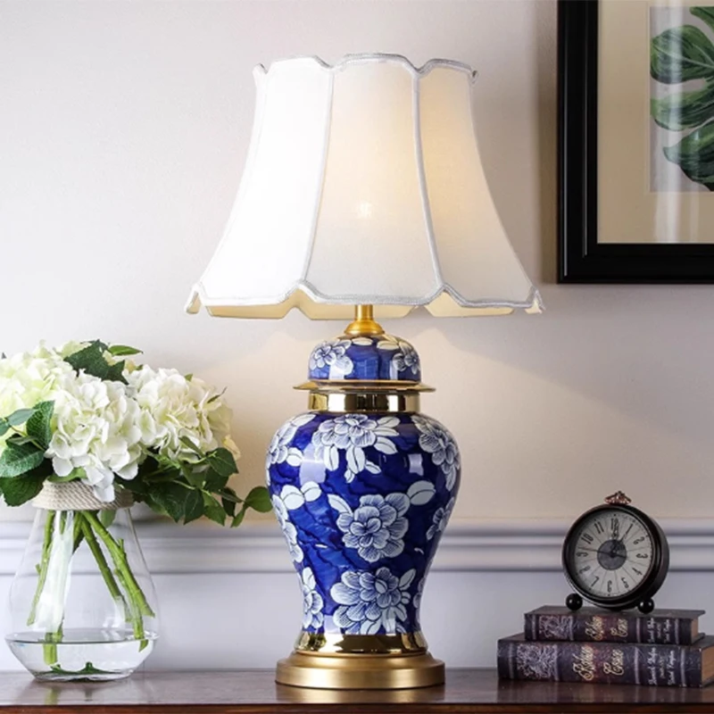 New Chinese hand-painted blue blue and white ceramic lamp bedroom bedside hotel villa living room lamp