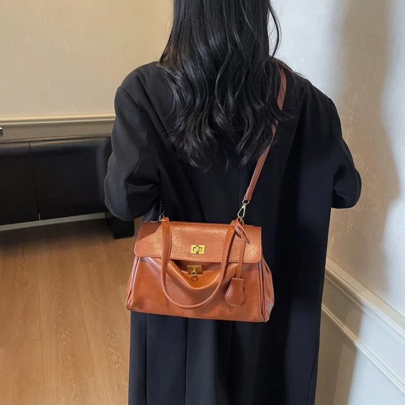 

Elegant Ladies Messenger Bag Crafted From Premium Leather Boasting Popular Elegant Style And Paris Classic Details​