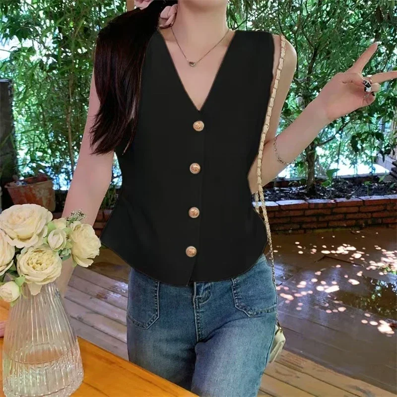 Gilet da donna con bottoni dorati sul davanti, scollo a V, vita increspata, giacca in maglia senza maniche, casual chic primavera estate 2025 outfit alla moda