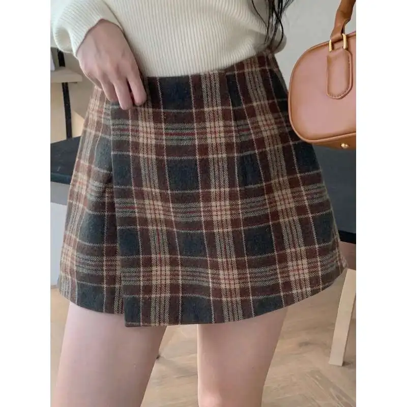Chic Plaid Mini Skirt in Wool - Like Fabric, High - Rise Design, Side Pleat Detail, Elevate Your Daily Look