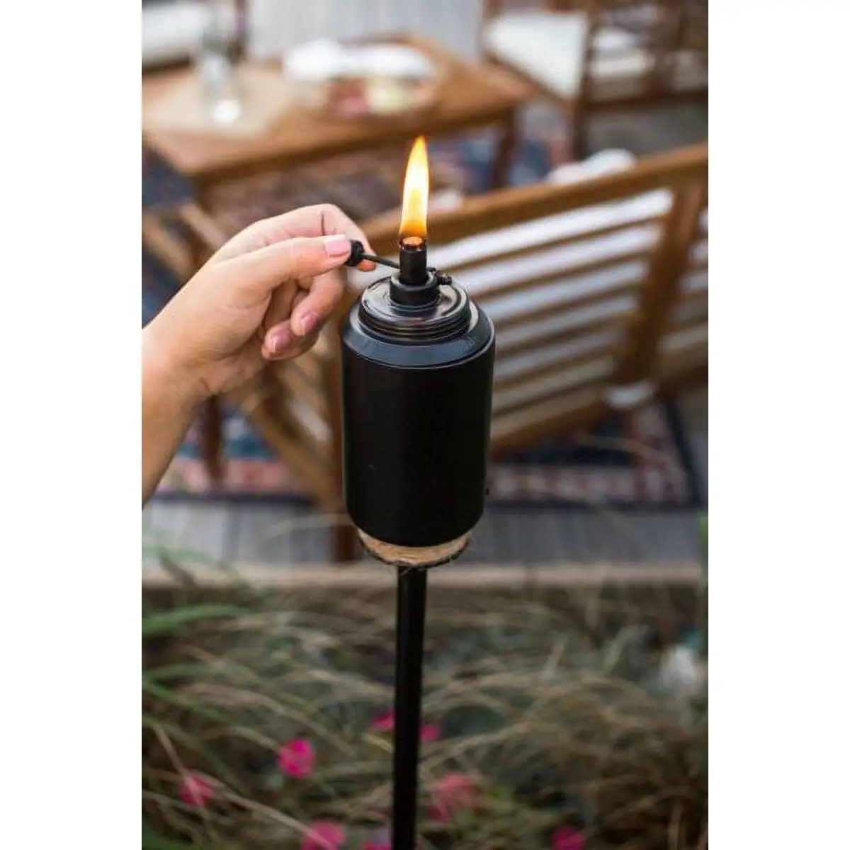 Torcia a fiamma regolabile da 65" - Lanterna da esterno in resina nera con contenitore di carburante, per illuminazione di patio, giardino e percorsi.