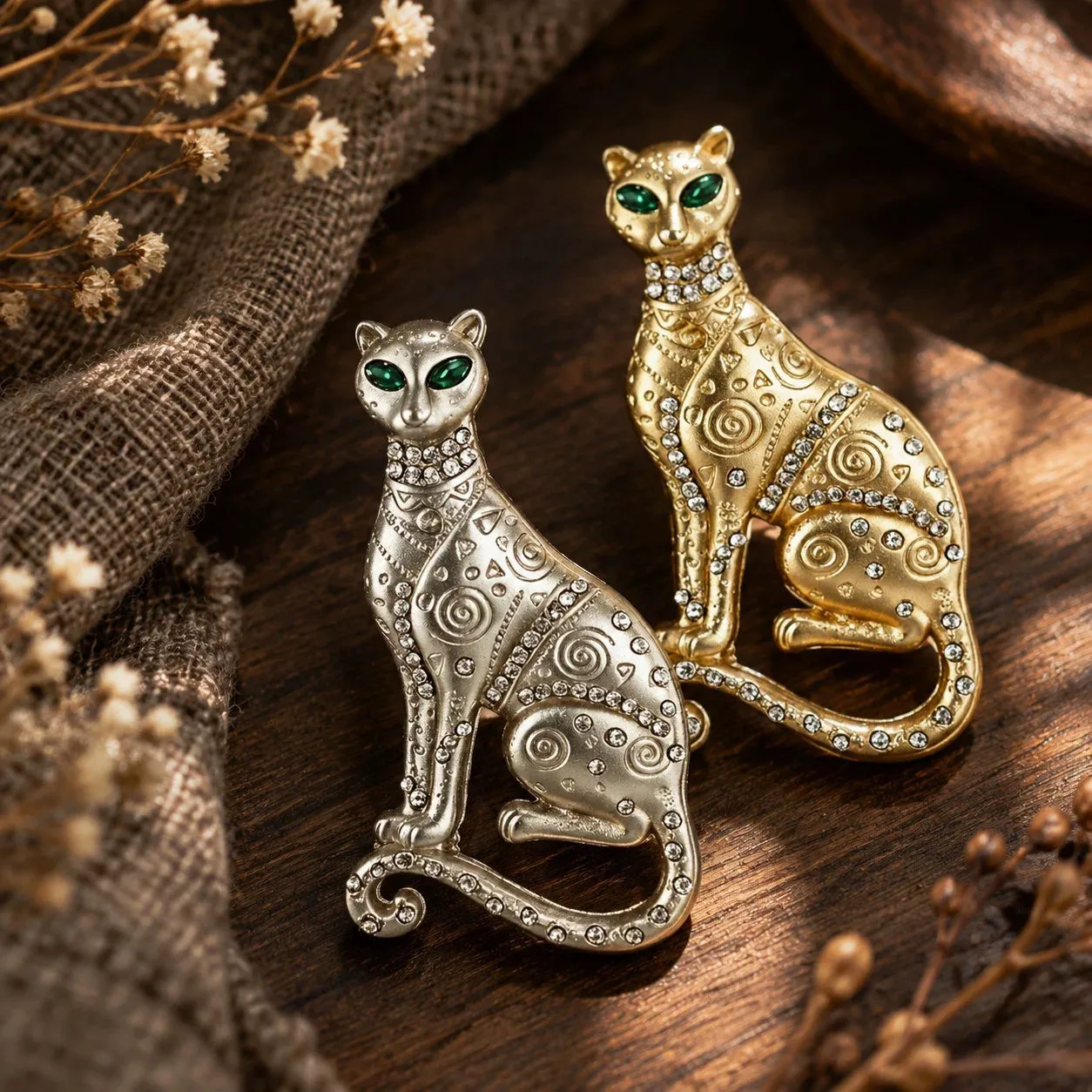 Vintage Palace Style Gold Leopard Brooches For Women Men Retro Rhinestone Inlaid Animal Brooch Pin Casual Fashion Accessory