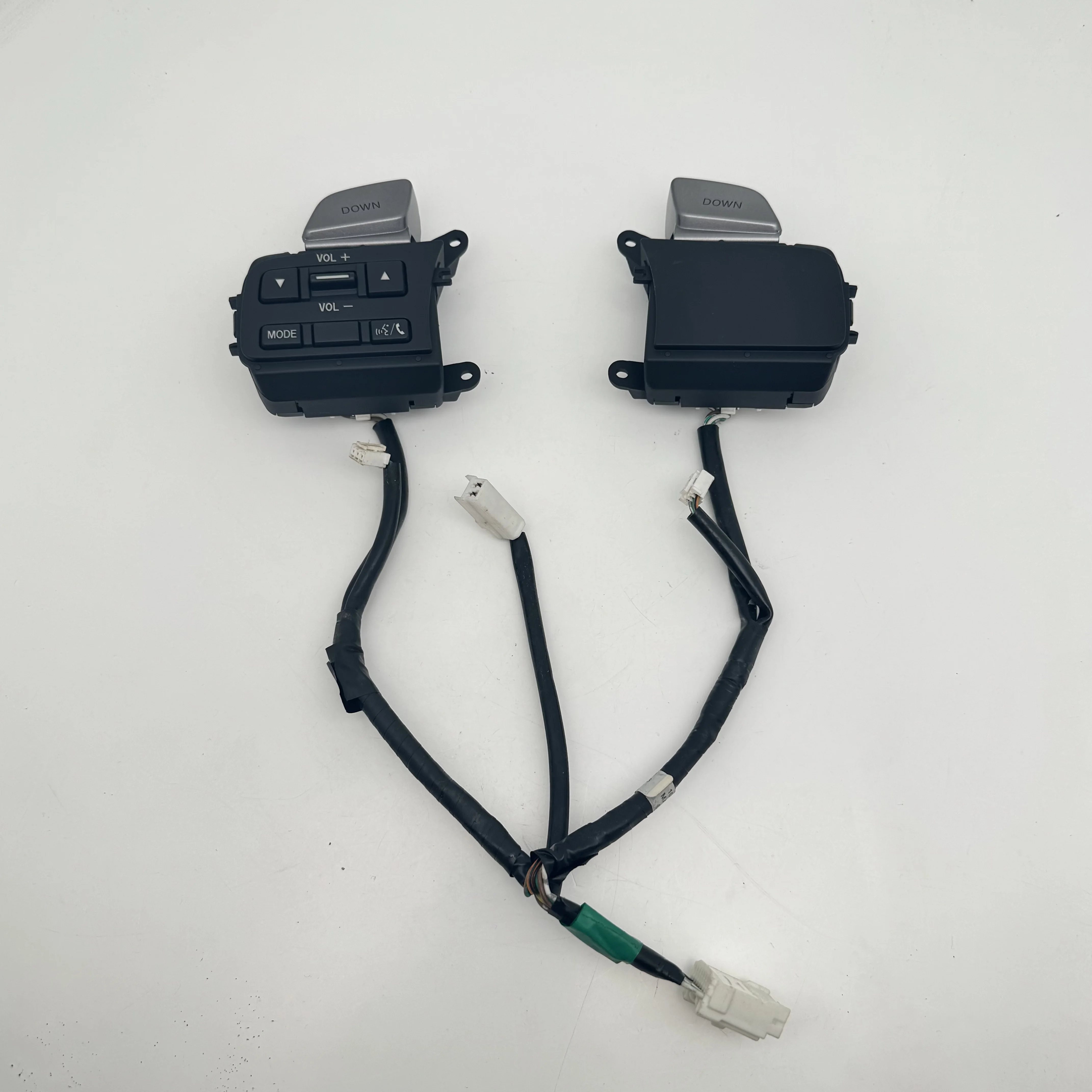 

Оригинальный многофункциональный переключатель управления звуком телефона на руле для Mazda 2 2007-2015 D656-66-4M0 C257-66-4M0