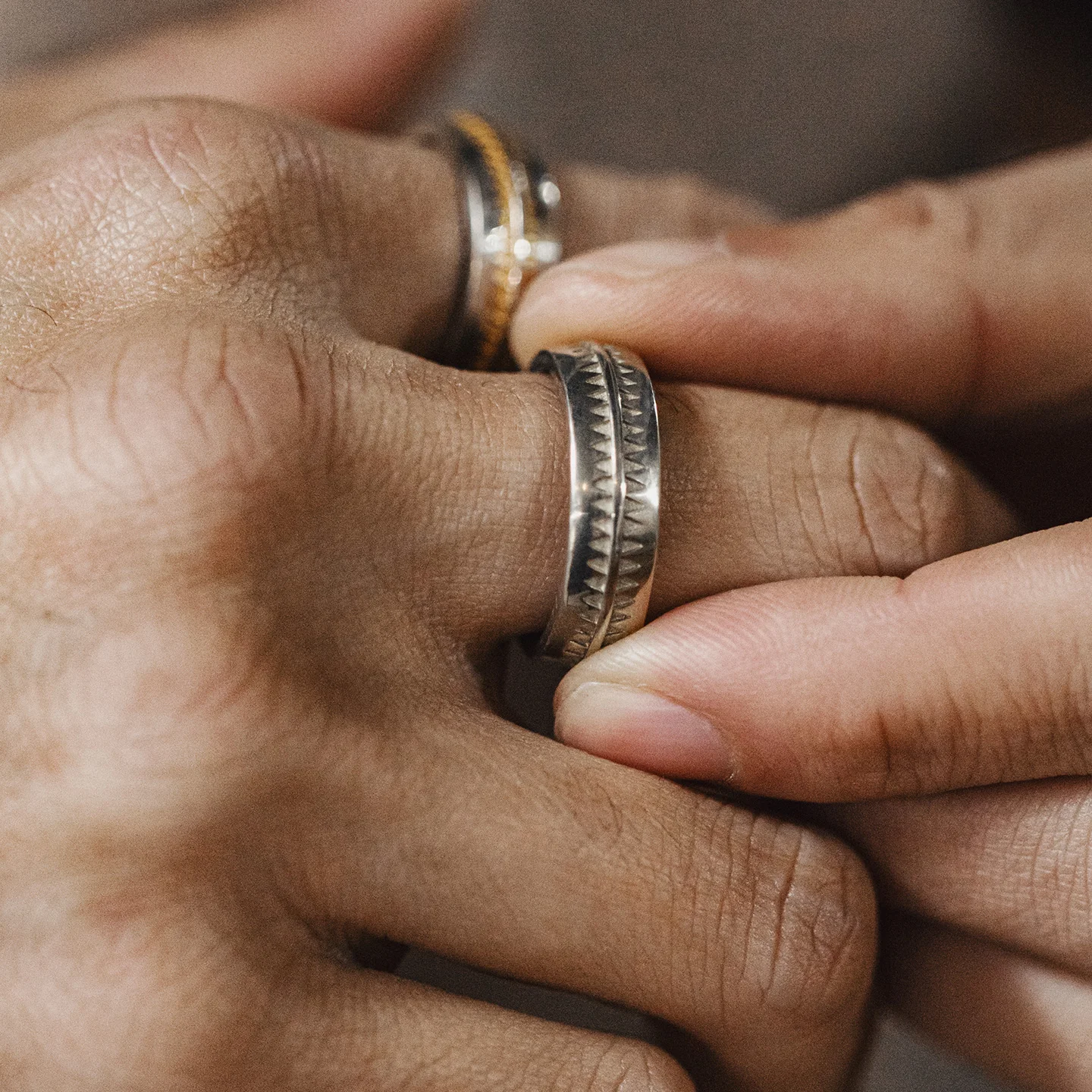 Maden Vintage Open Ring Navajo Style White Brass Adjustable Finger Ring Unisex Ethnic Jewelry for Men Women Couples Gift