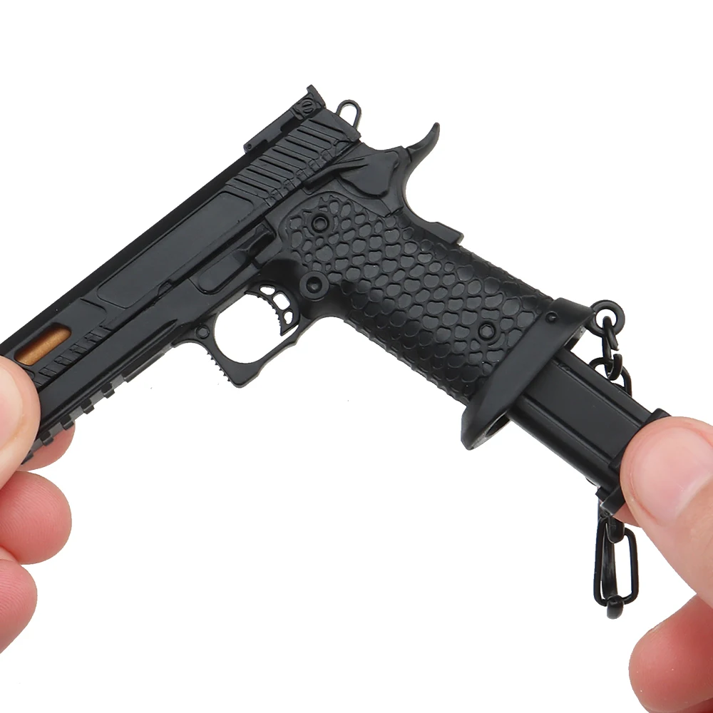 Llavero con forma de pistola en miniatura, miniarma negra de combate TTA 1:4, adorno colgante, regalo para fanáticos del ejército, colección de modelos