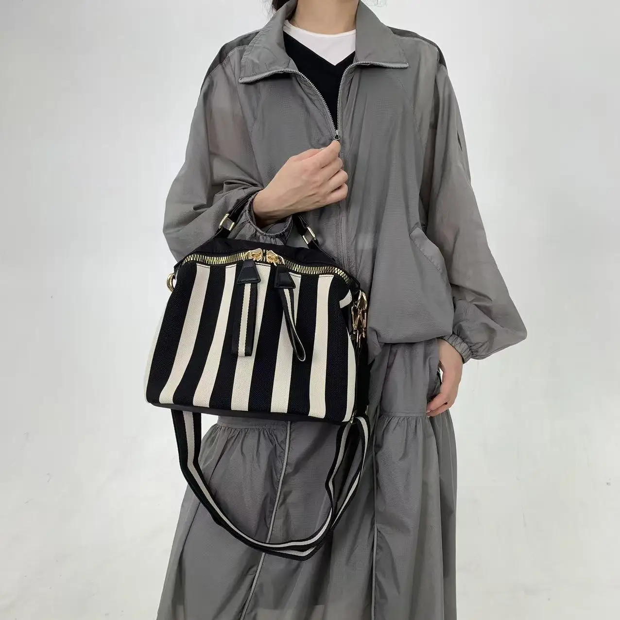 Modische gesteppte Mesh-Schultertasche für Damen mit Streifenmuster, einfache und vielseitige lässige Umhängetasche. – Detail 4