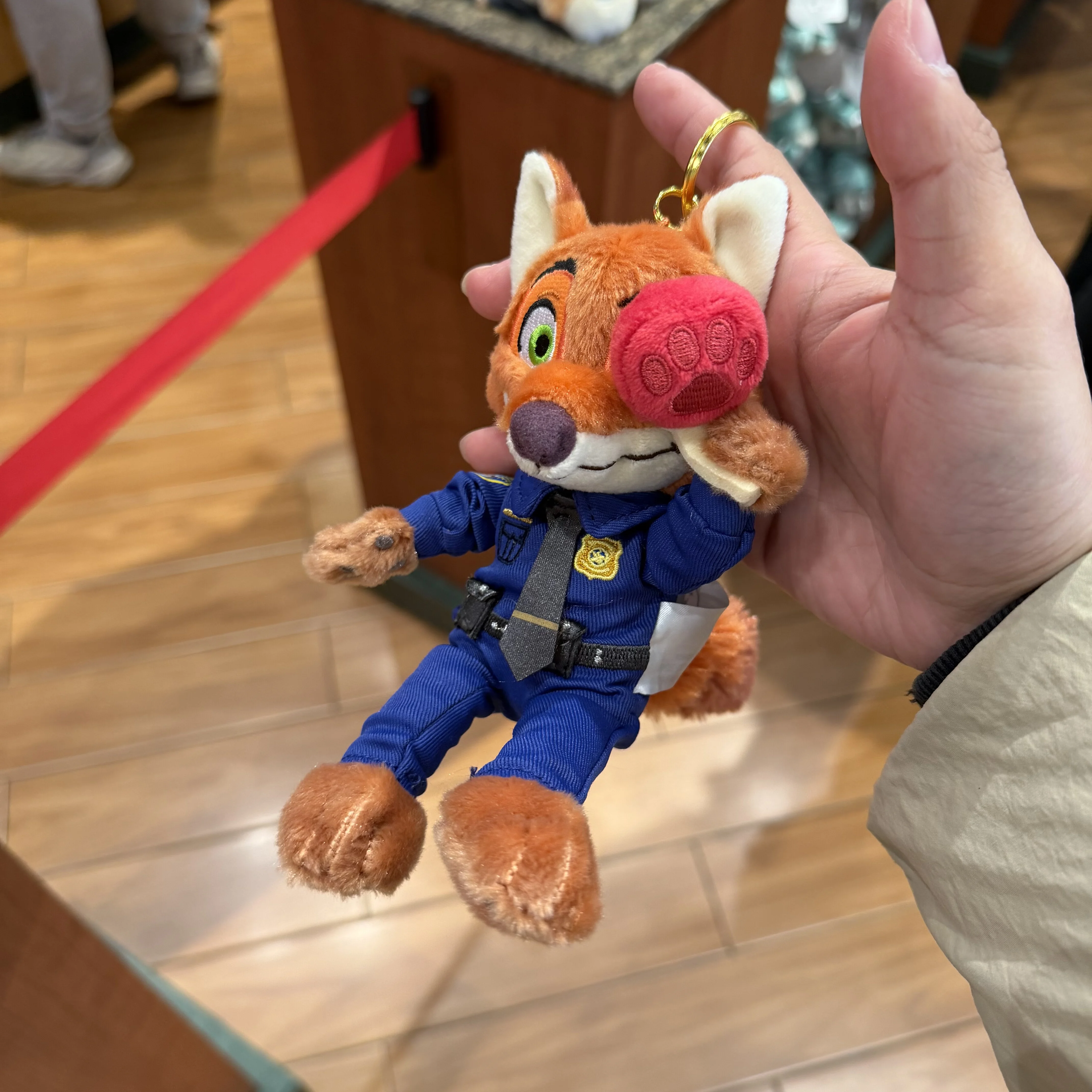 พวงกุญแจของที่ระลึกจากดิสนีย์ที่มีสติทช์กำลังรับประทานอาหาร ตุ๊กตาเรย์เบน และตุ๊กตาซูโทเปีย