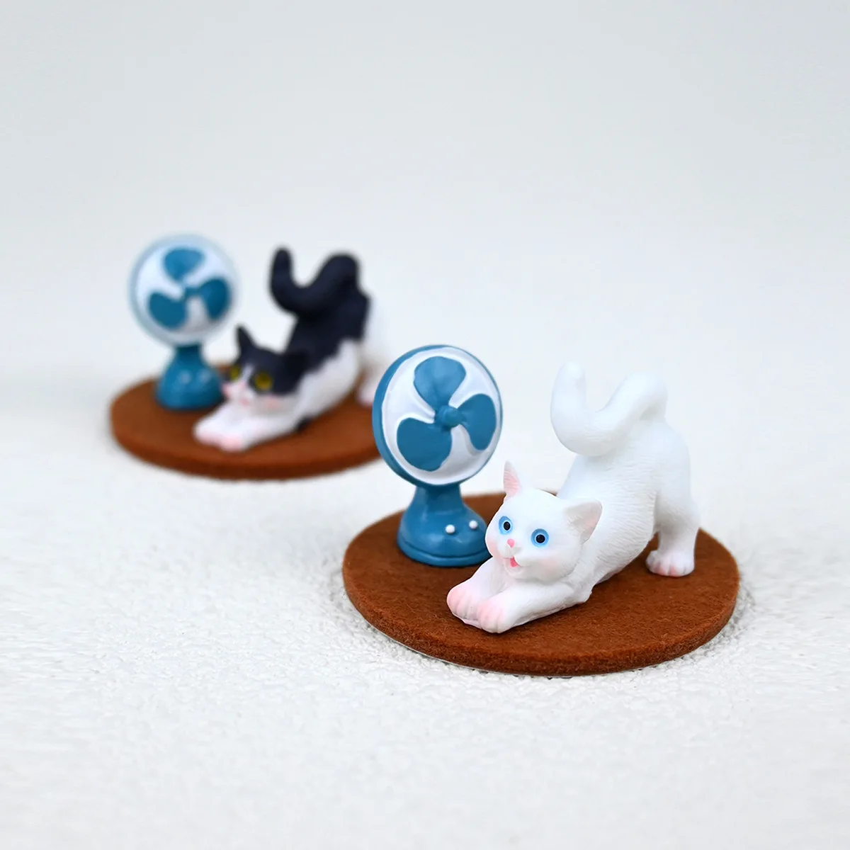 

2pcs Dollhouse Mini Cat & Electric Fan Figurine, Cute Stretching Cat with Fan, Miniature Pet Scene Accessory for Dollhouse