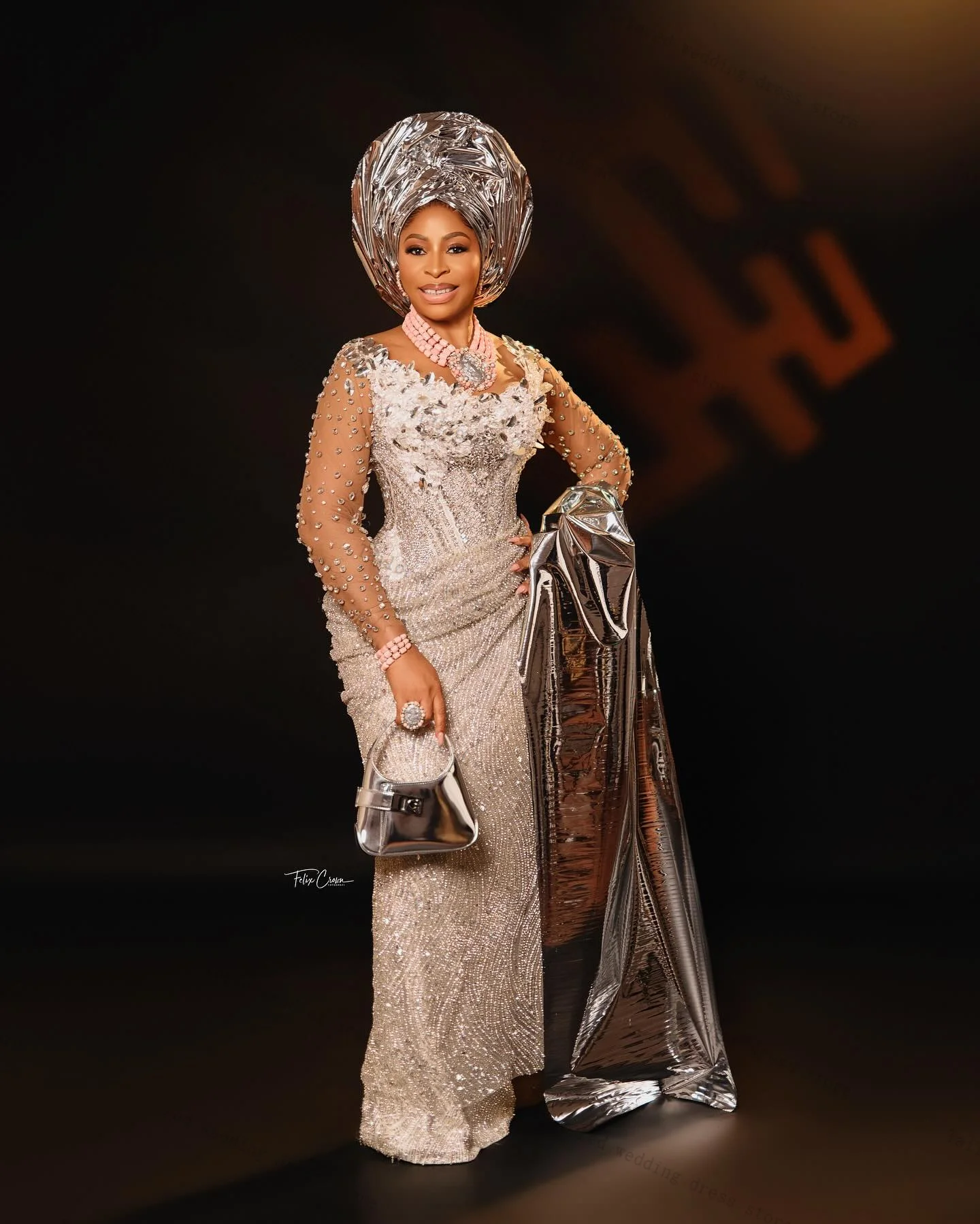 ชุดราตรีหรูหราประดับมุกและคริสตัลสำหรับงานพรอม แขนยาวแบบซีทรู ทรงเข้ารูป แต่งลูกไม้ด้านหลัง สามารถสั่งตัดได้ เหมาะสำหรับงานแต่งงานหรืองานเลี้ยง