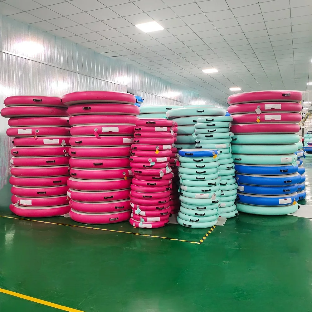 تصميم مخصص قطرة غرزة نفخ اليوغا حصيرة الرياضة الهواء المسار نفخ منصة عائمة على الماء