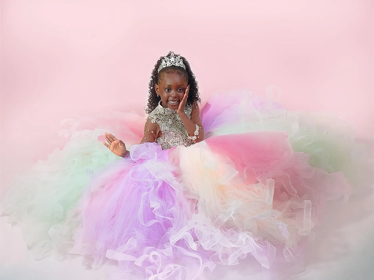 カラフルなビーズ刺繍の女の子の誕生日パーティー ドレス、ボウバック、ハイネック、フラワーガール ドレス、ベビー キッズ ボールガウン、写真撮影用