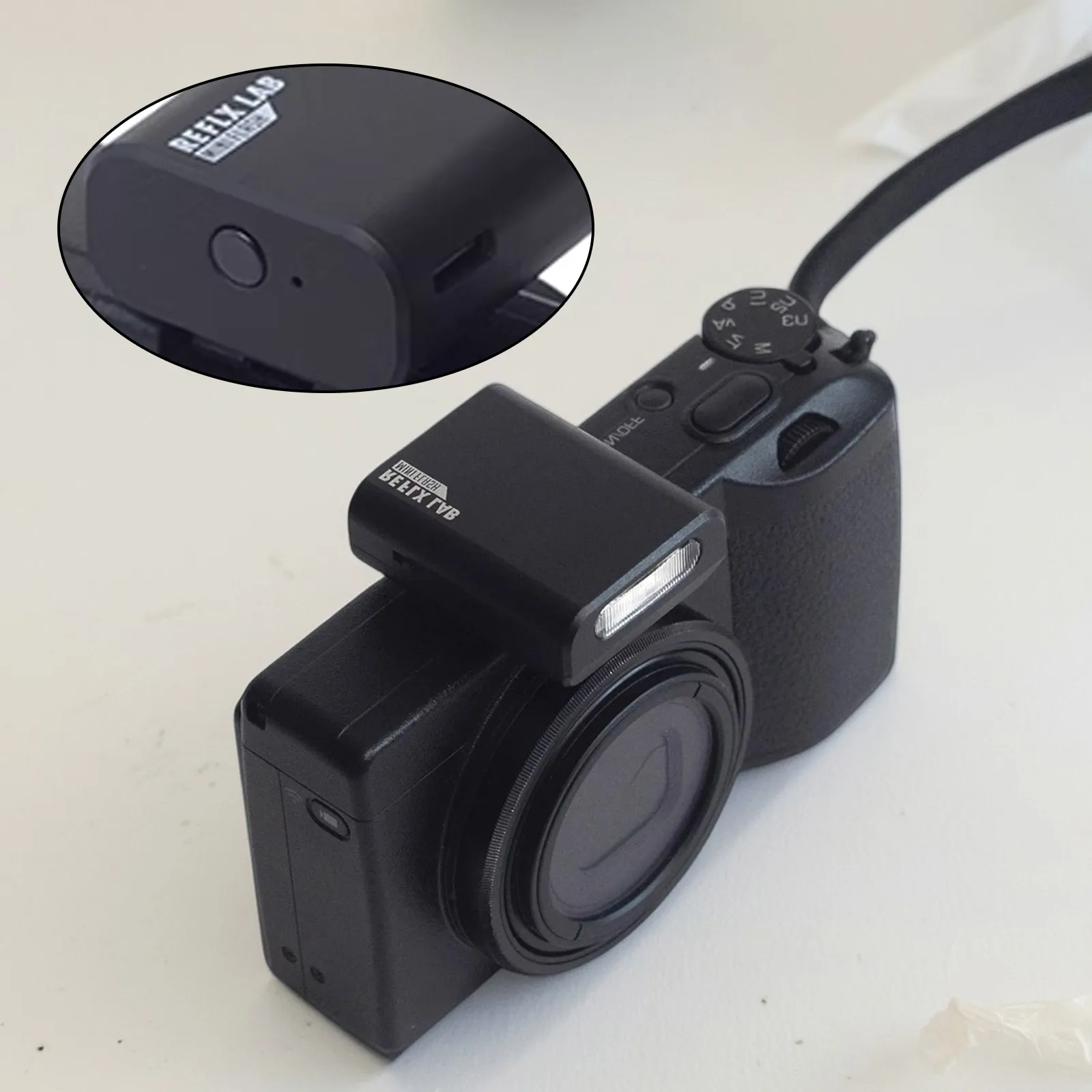 فلاش كاميرا صغير Reflx Lab Mini Flash Lite مع غلاف بلاستيكي أسود للكاميرات الرقمية والأفلام