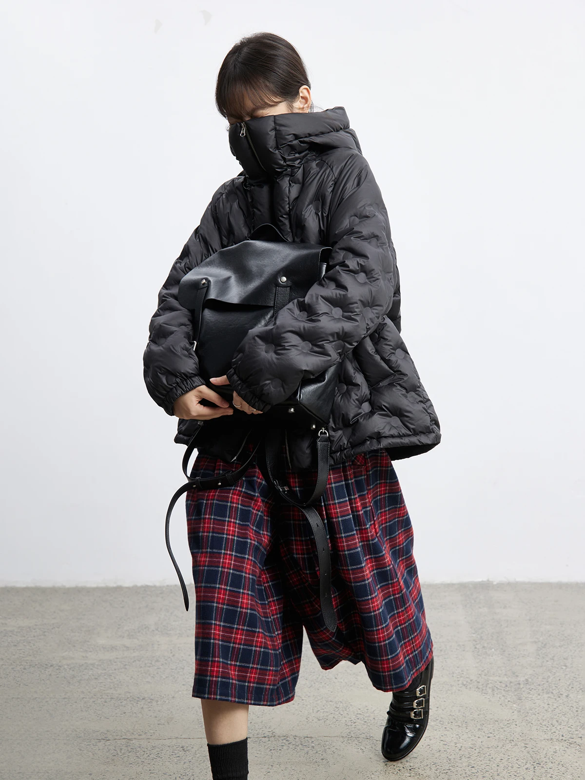 

Легкое водонепроницаемое прочное пуховое пальто белого цвета с наполнителем из 90% перьев, полиэстеровая ткань, узор в горошек, женское.