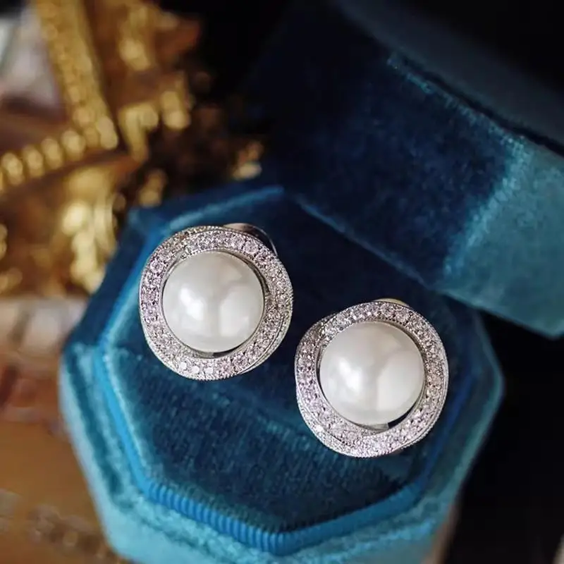 Huitan Damen-Ohrstecker, künstliche Perle, kreuzförmig, eingelegt, helle CZ, elegantes Hochzeits- und Verlobungs-Accessoires, trendiger Schmuck