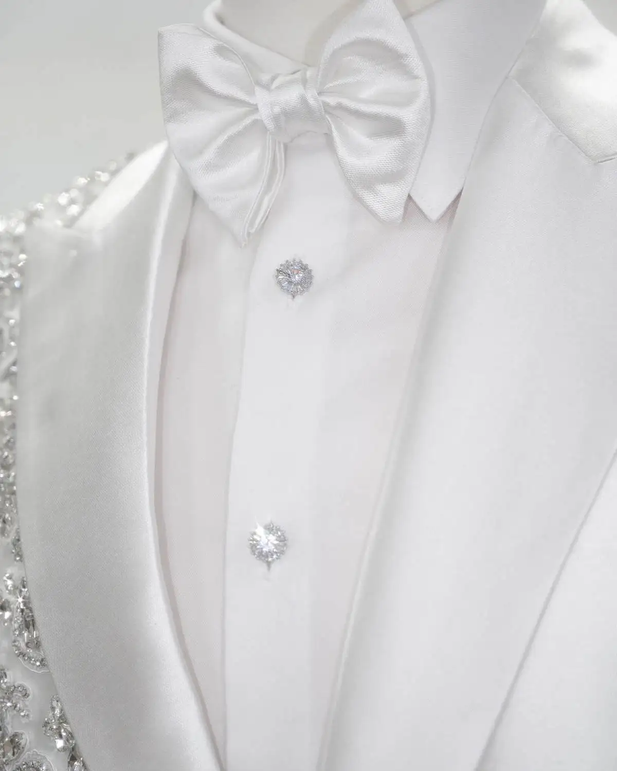 Branco masculino terno senhores terno fino ajuste 2 peça jaqueta calças frisado diamantes personalizado casamento ocasiões formais noivo smoking