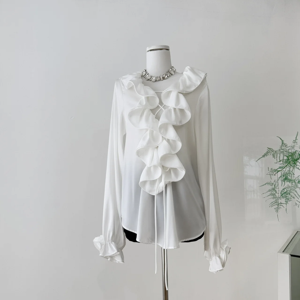 

Autumn New 2025 French Style High Quality Silk Fungus Edge Embroidered Ball Sleeve Tied Shirt White Blouse