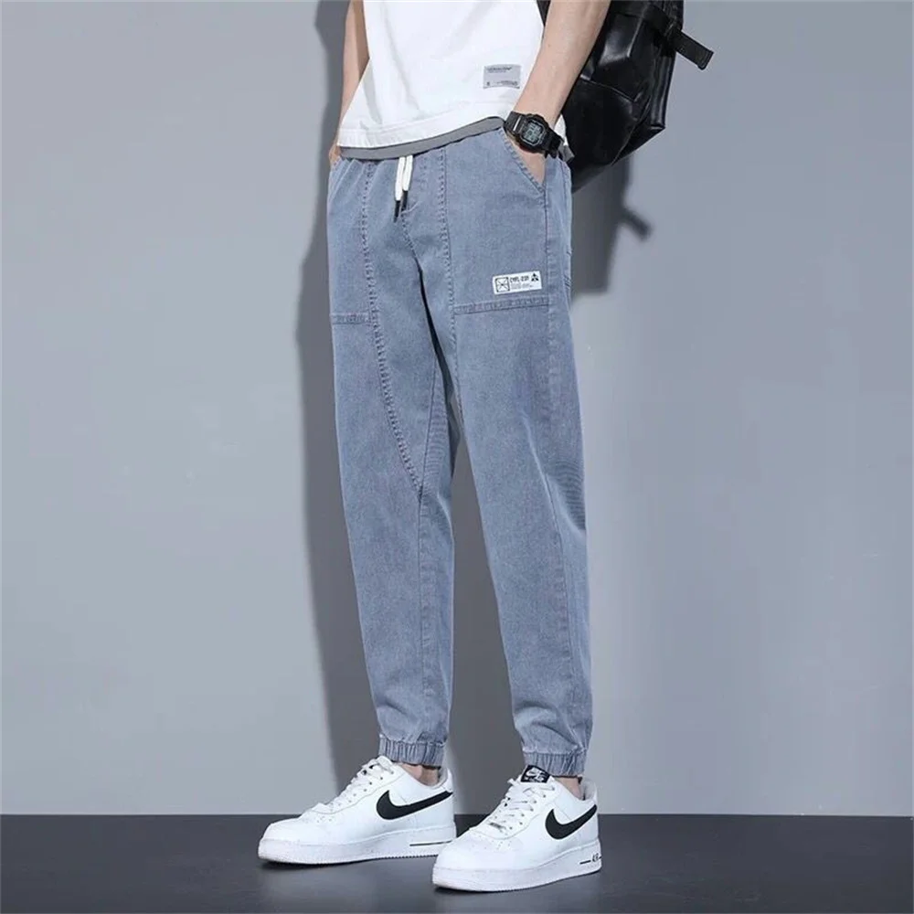 2025 frühling Sommer Lose männer Jeans Text Stickerei Baggy Elastische Taille Harlan Cargo Jogger Hosen Männlich Grau männer jeans harem