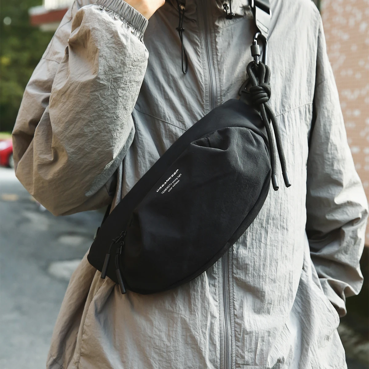 Borsa da petto multifunzionale per uomo e donna - Zaino a tracolla con tasche antifurto, marsupio da viaggio leggero per