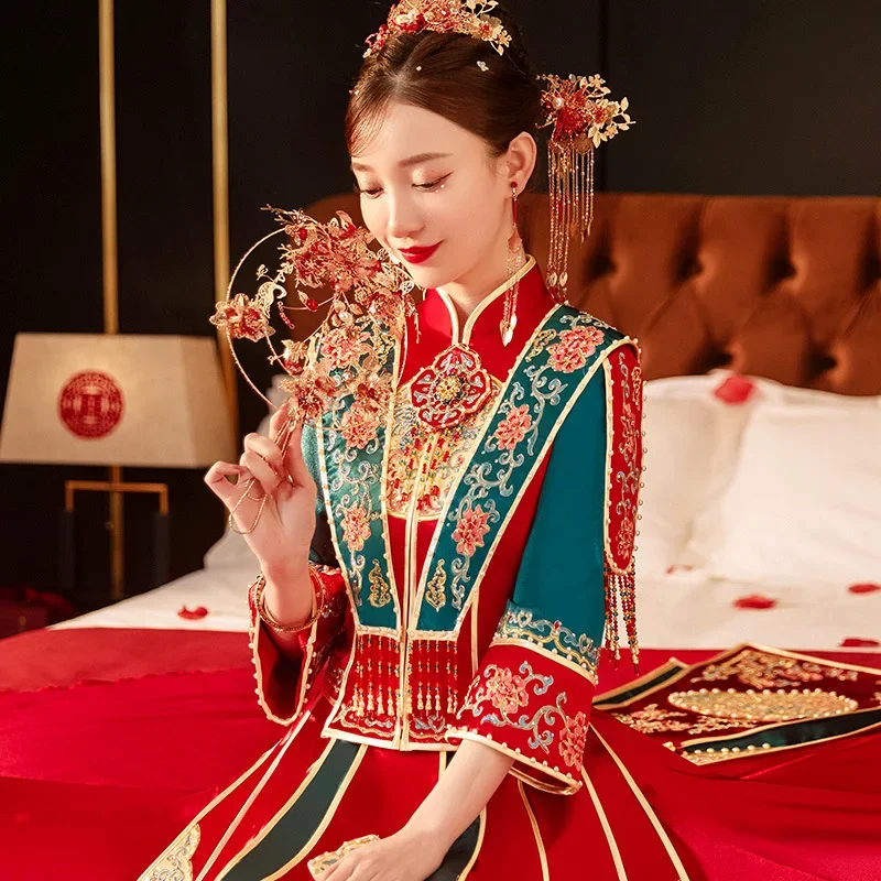 

Exquisite Embroidery Pearl Decoration Marry Clothes Traditional Chinese Bride Wedding Dress Cheongsam Oriental Vintage Qipao