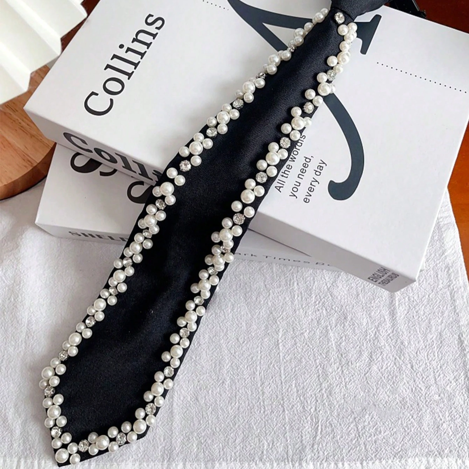 Una pieza de corbata de perlas para mujer. Es adecuado para niñas y mujeres durante festivales, fiestas y en la vida diaria. Es un