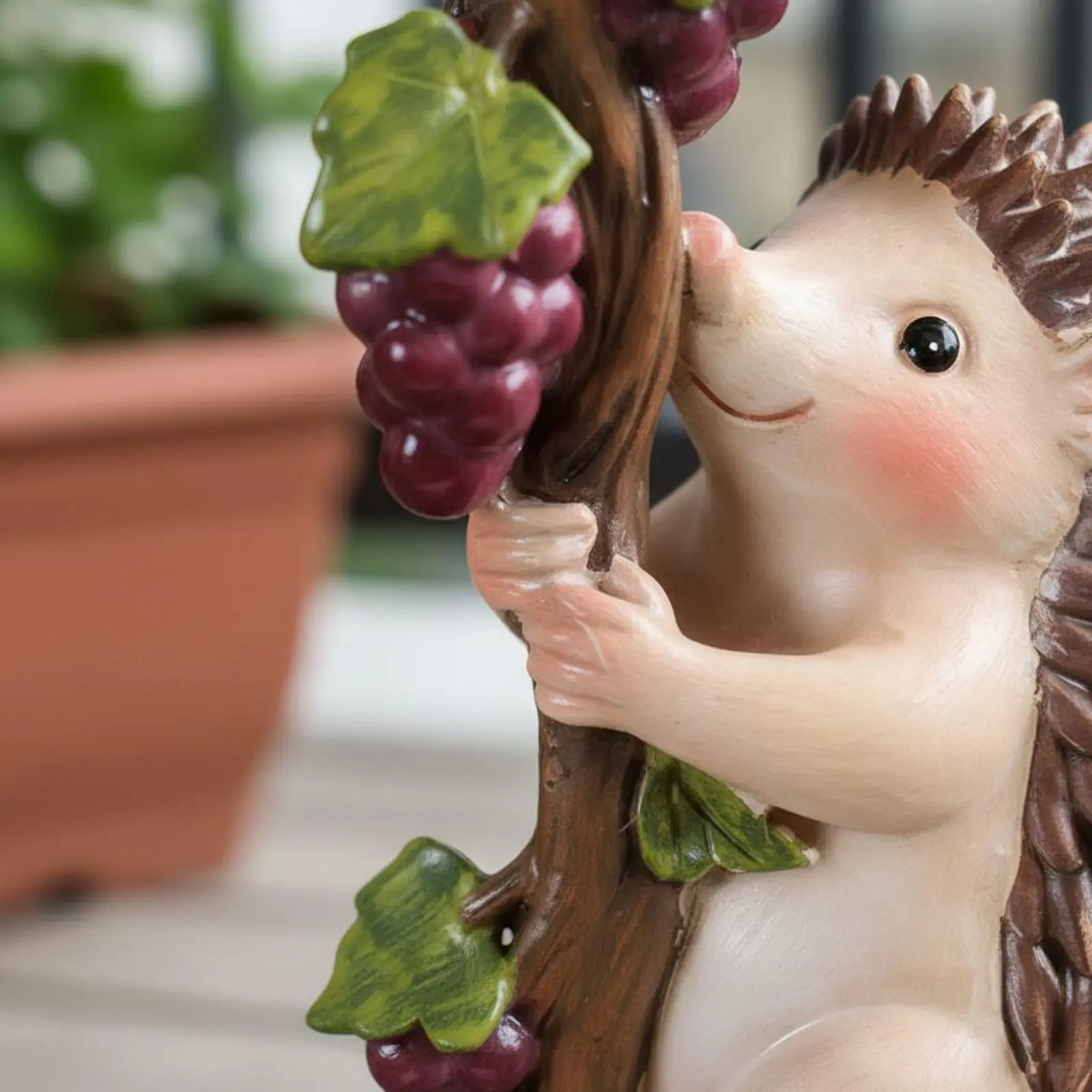 Hedgehog Pot Hanger Weather-Resistant Climbing Hedgehog Figurine Resin Creature Planter Decoration Hand-Painted Look