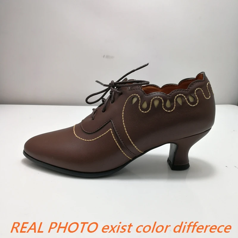 REAVE CAT nuevo recorte primavera Vintage mujeres bombas punta redonda tacones pequeños 3cm correa con cordones talla grande 42 43 US12 zapatos negro marrón