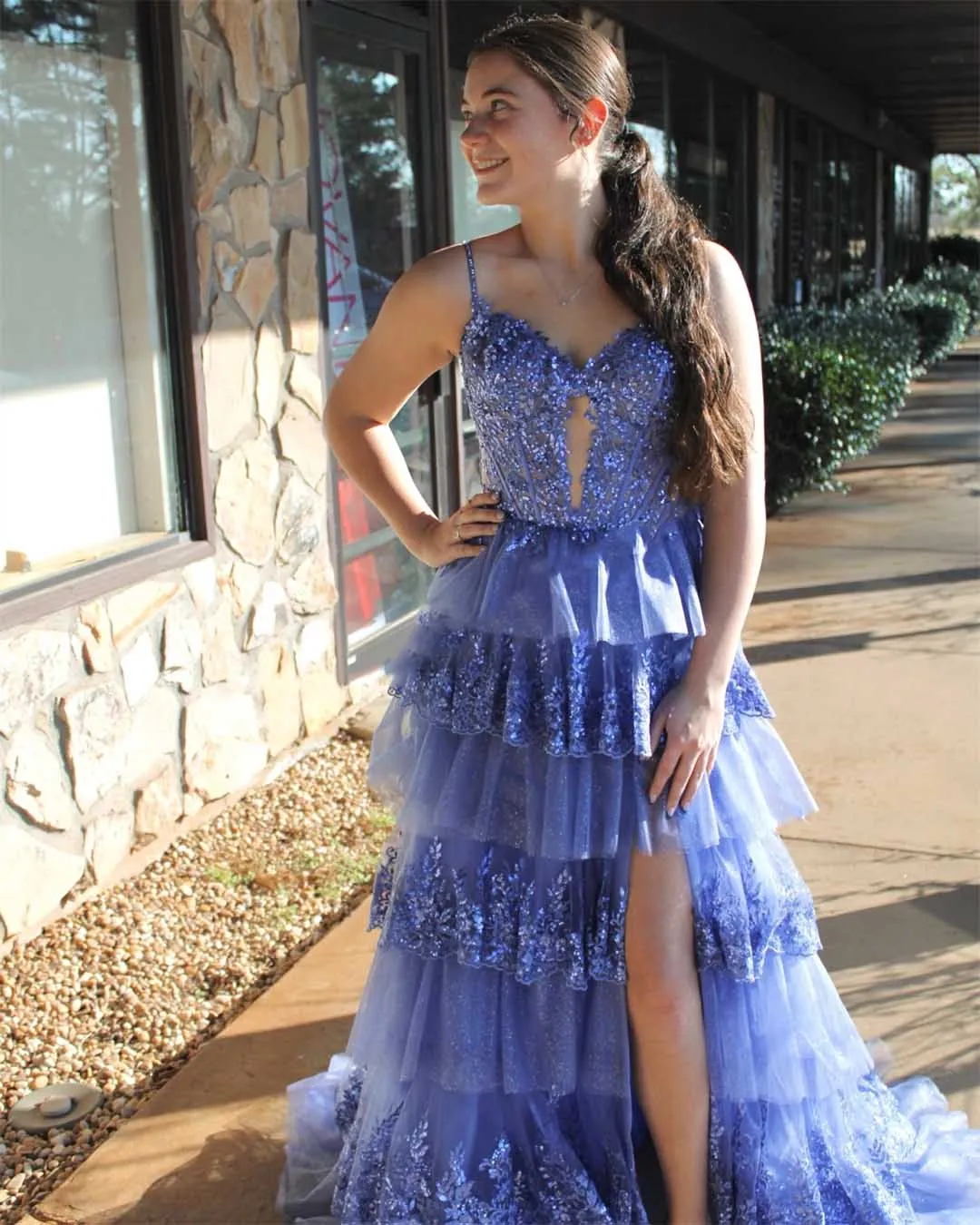 ゴージャスなスパゲッティストラップティアードレースプロムドレスグリッターアップリケスパンコールフリルハイスリットイブニングドレス高級パーティードレス